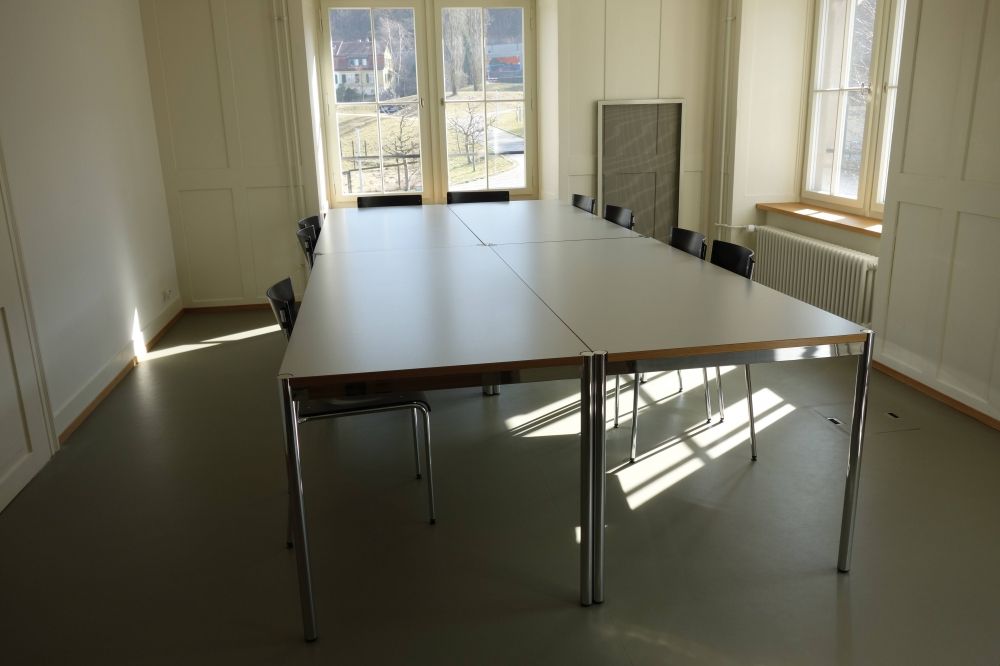 Sitzungsraum Y63-G-37: Der Gruppenraum vom Eingang her.