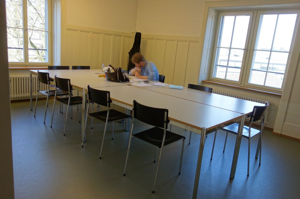 Sitzungsraum Y63-J-30: Der Gruppenraum vom Eingang her.