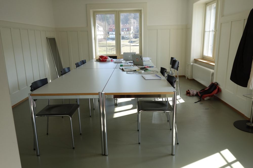 Sitzungsraum Y63-J-37: Der Gruppenraum vom Eingang her.