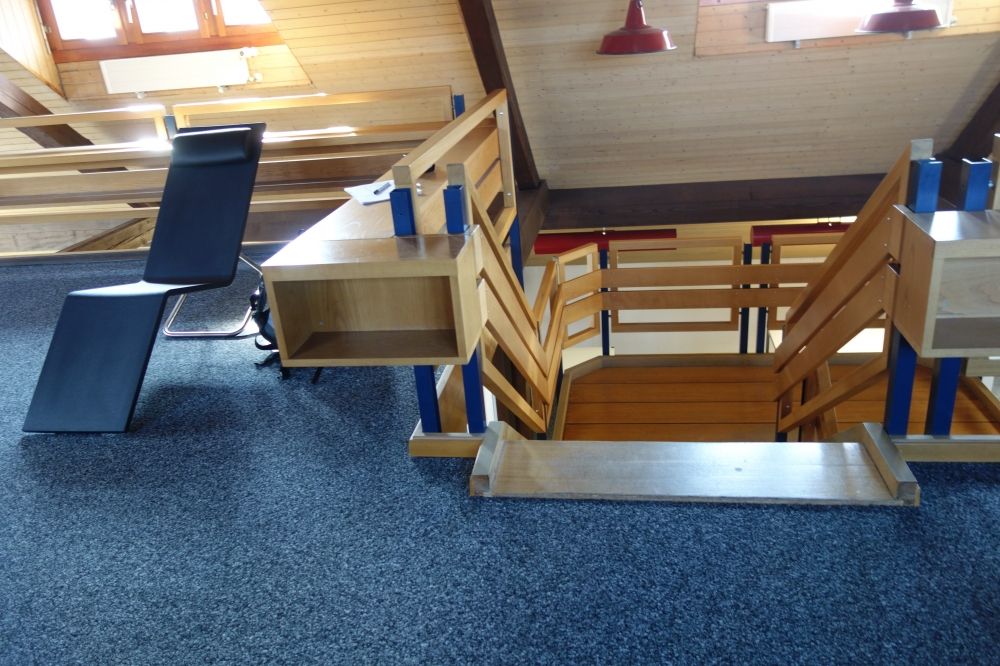 Ruheraum Y63-M-01: Der Eingang zum Raum M-01 direkt über die Treppe vom Raum K-02. Links ist einer der Liegestühle zu sehen.