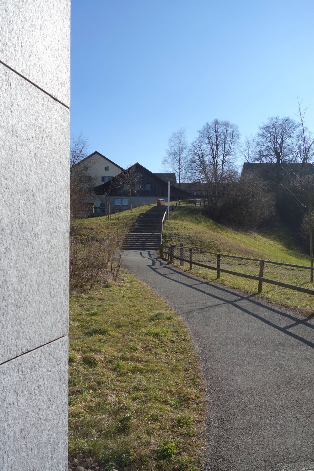 Gebäude Y63: Der kürzeste Weg vom Irchelkomplex zum Gebäude
                            Y63 hoch führt über eine Treppe. Er beginnt beim Gebäude Y27.