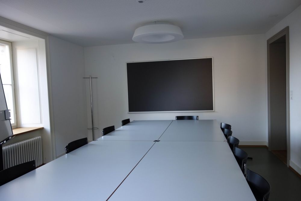 Sitzungsraum Y63-E-30: Der Kursraum Richtung Wandtafel, rechts ist der Eingang zu sehen.