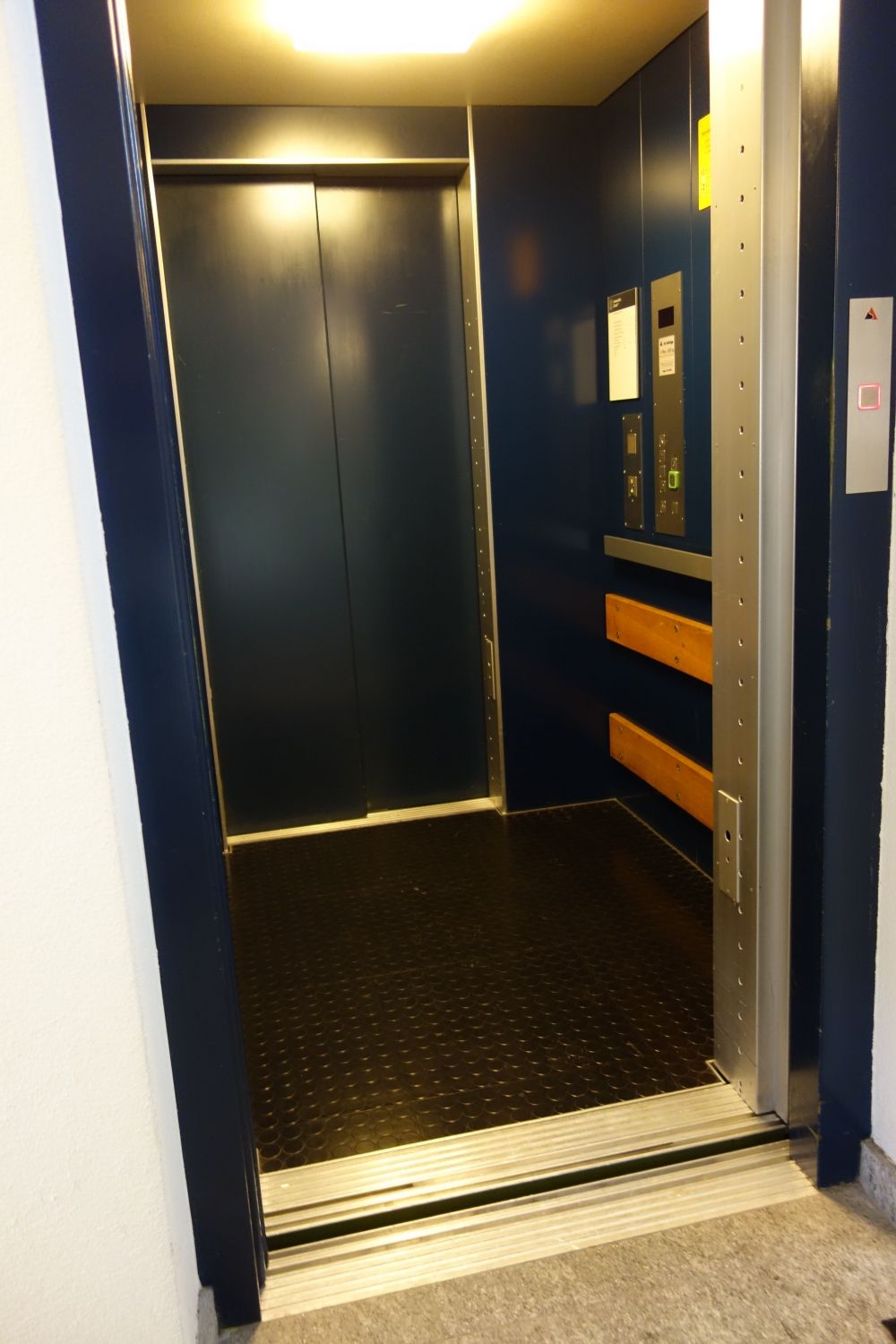 Y63, Westflügel, Zwischentrakt: Der Innenraum des Lifts vom Zwischentrakt her gesehen.