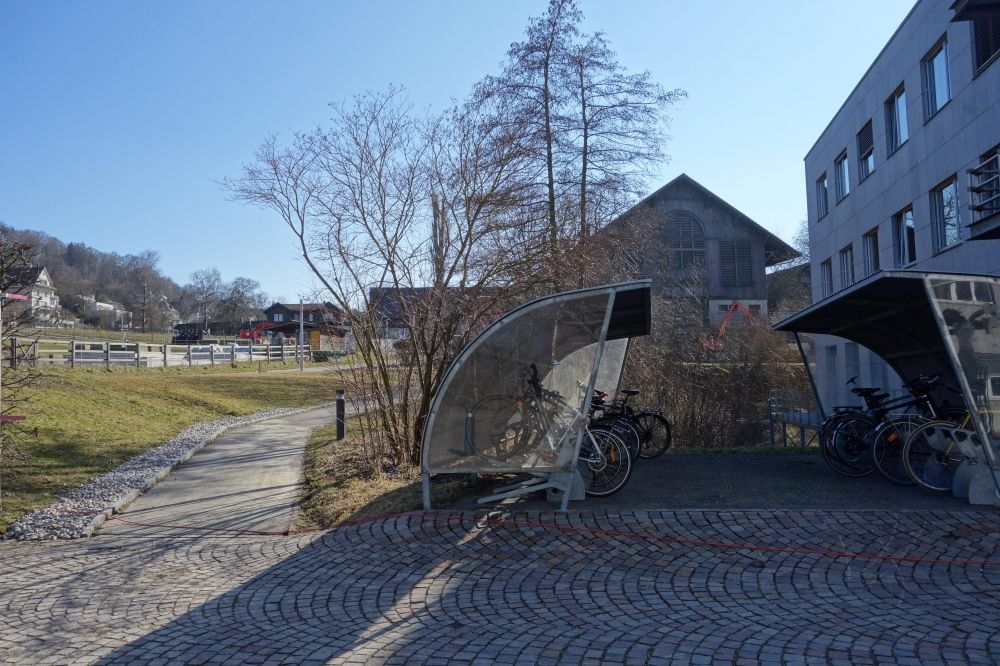 Gebäude Y63: Der stufenlose Weg vom Irchelkomplex zum Gebäude
                            Y63 ist etwas länger und beginnt bei den Veloparkplätzen hinter dem
                            Gebäude Y27.