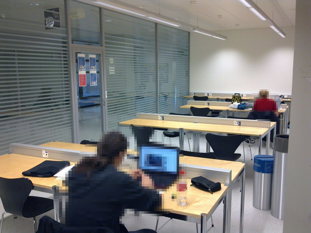 Arbeitsraum für Studierende Y01-F-94: Innenansicht des Arbeitsraumes.

Die Eingangstüre öffnet nach aussen.