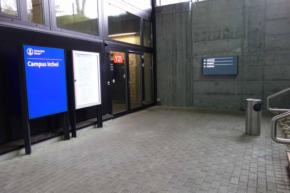 Y21, Stockwerk D: 30 Meter von den Rollstuhl-Parkplätzen entfernt der Eingang ins Y21, direkt zum Lift.