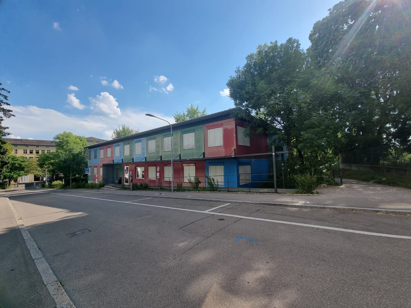 SOB Gebäude: Parkplätze mit zentraler Parkuhr einige Meter entfernt vom SOB. Die maximale Parkdauer beträgt zwei Stunden. Die Parkplätze befinden sich vor dem bunten SOE Gebäude.