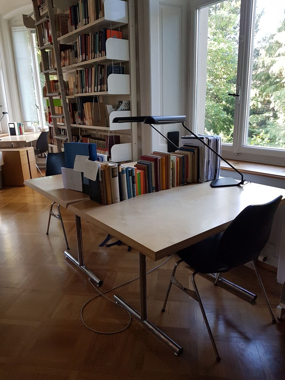 RAG-E, Bibliothek: Sicht auf einen Arbeitsplatz in der Bibliothek.