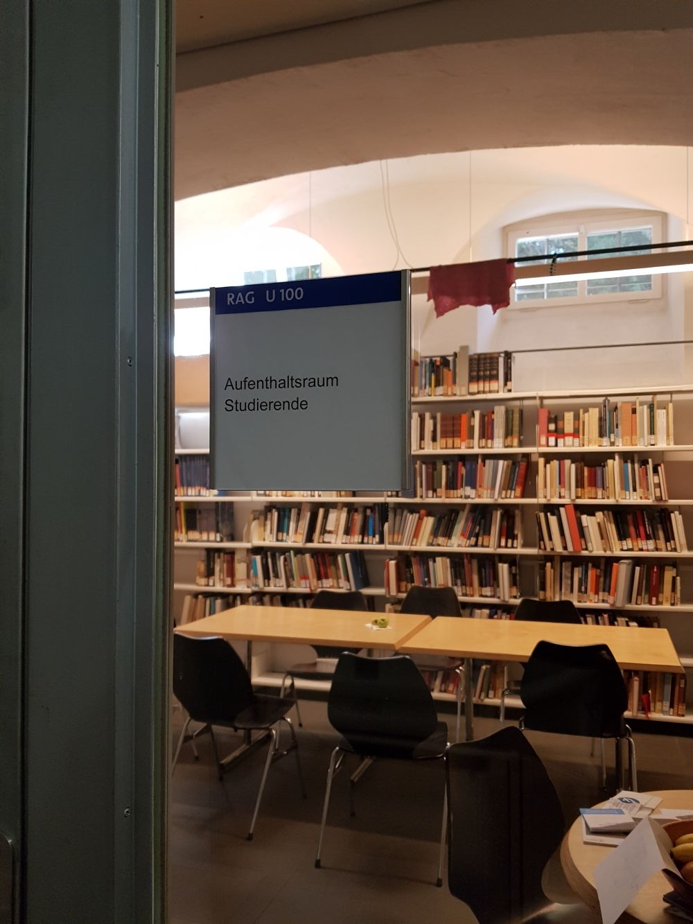 Arbeitsraum für Studierende RAG-U-100: Sicht durch die Glastür in den Arbeitsraum für Studierende.