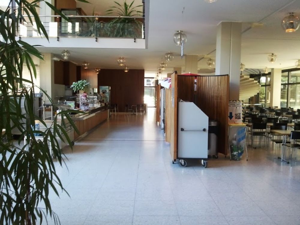 Y13, Stockwerk G: Blick von der Dreier Liftgruppe auf die Cafeteria Brunnenhof.