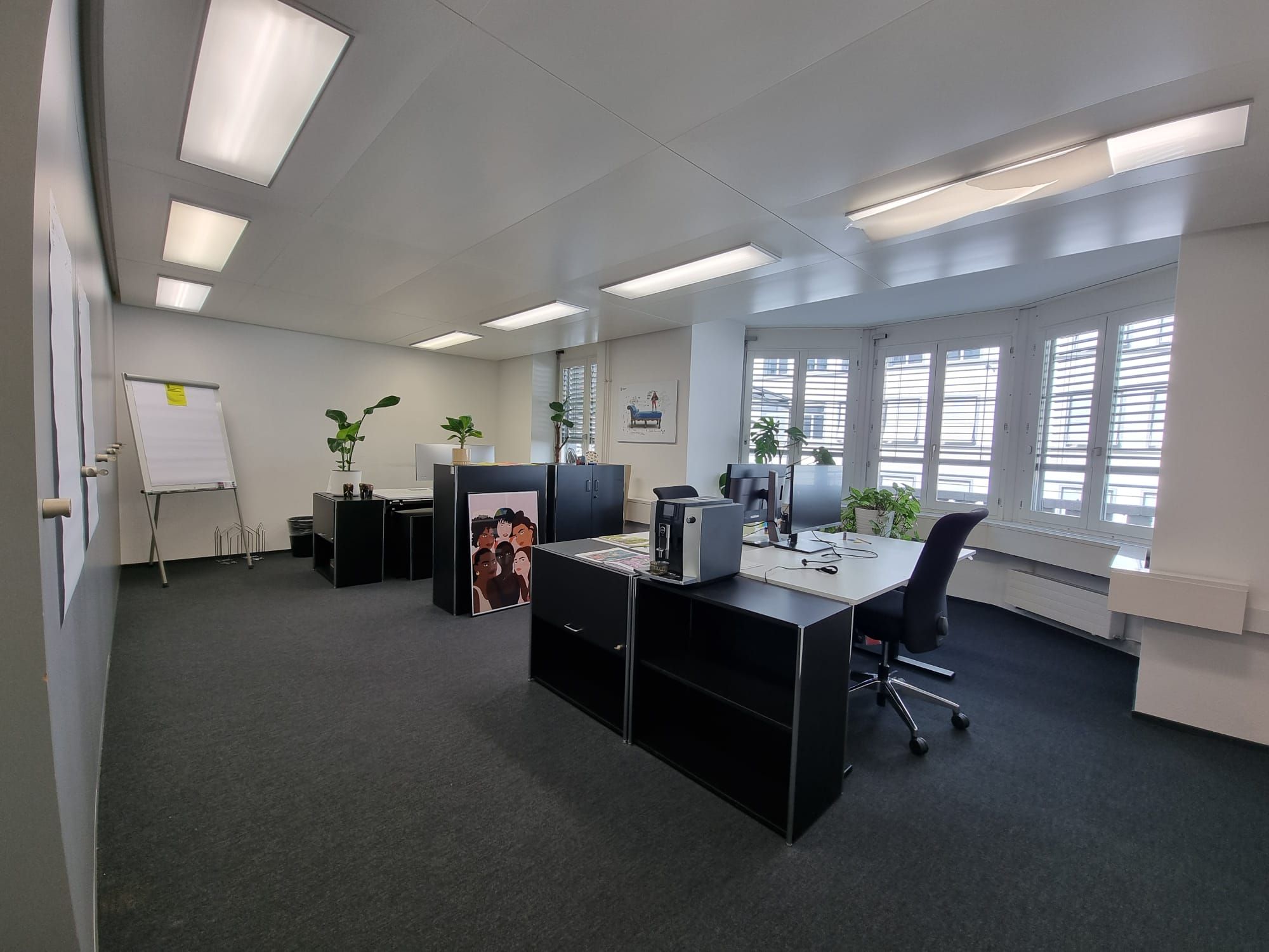 Da 017: Sicht von der Tür aus auf das Büro. Im Raum befinden sich drei Büroplätze.