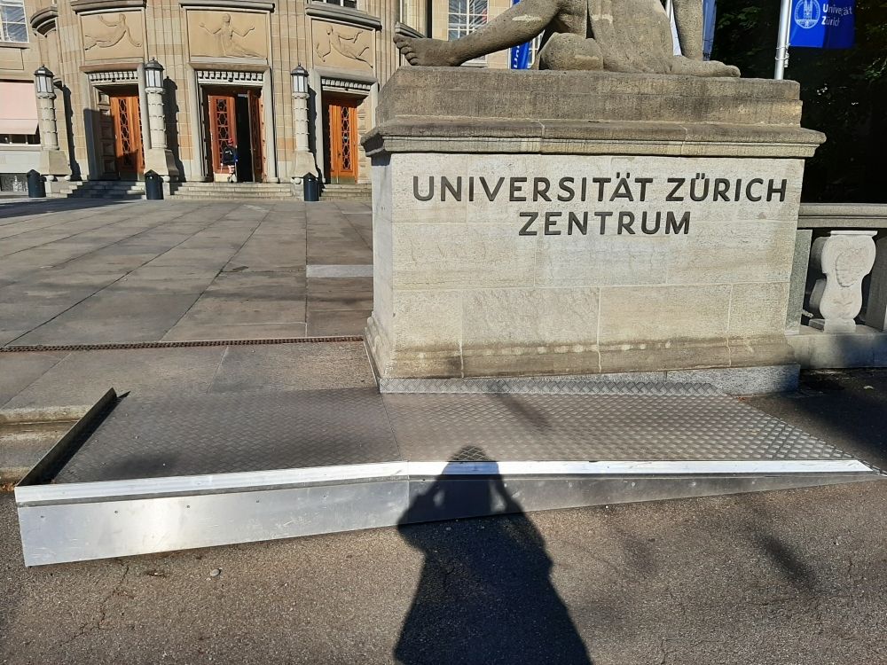 Gebäude KOL: Rampe auf der Seite des Haupteingangs Rämistrasse 71.