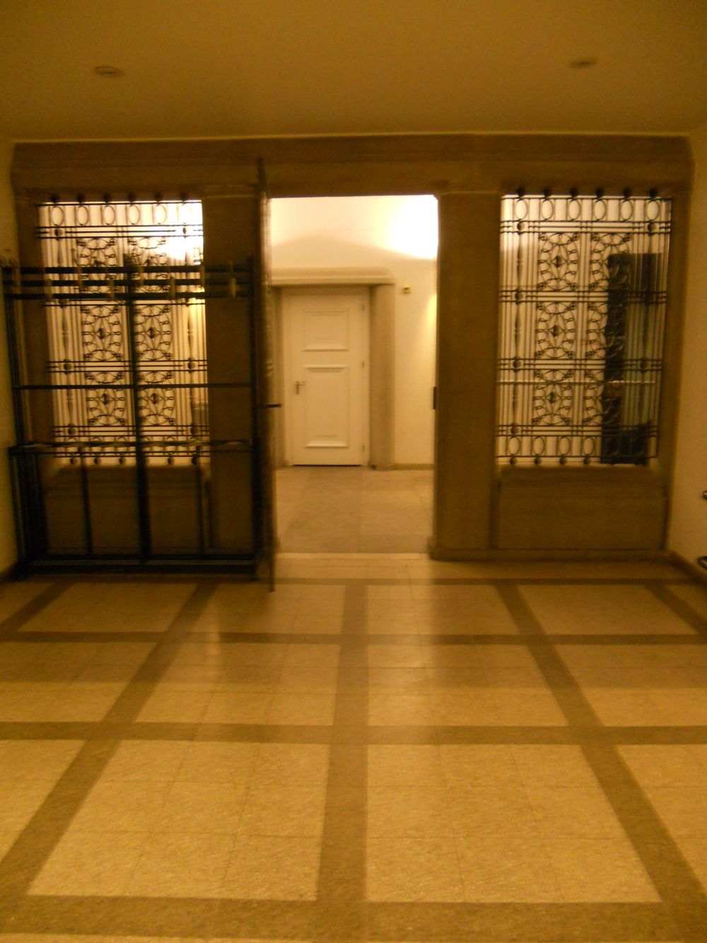 KO2-E, Schliessfächer/Garderobe: Der Eingang/Durchgang zum Raum.