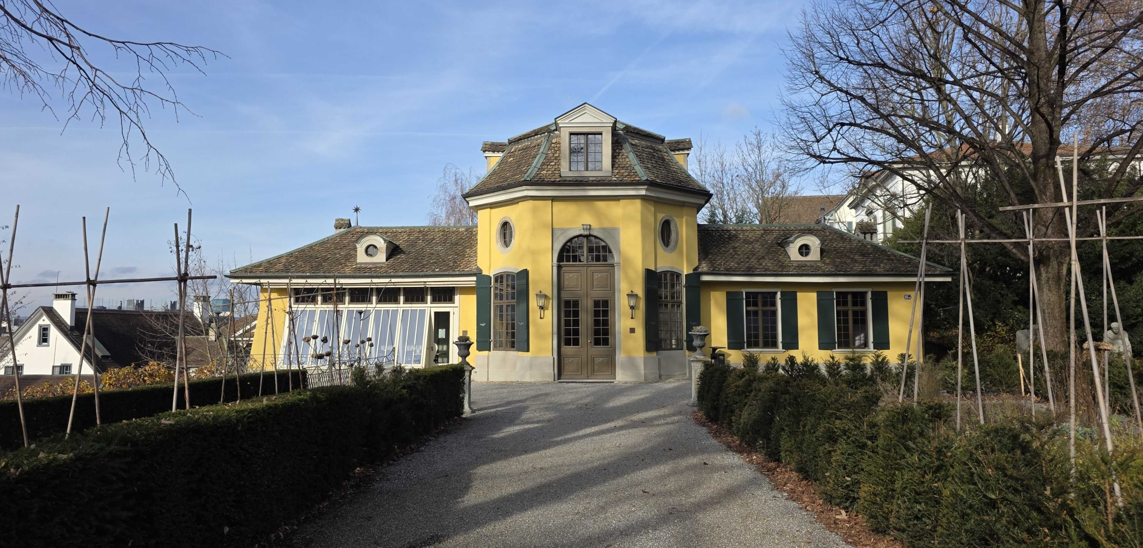 Gebäude KUM: Bild des Gebäudes von aussen im Herbst.