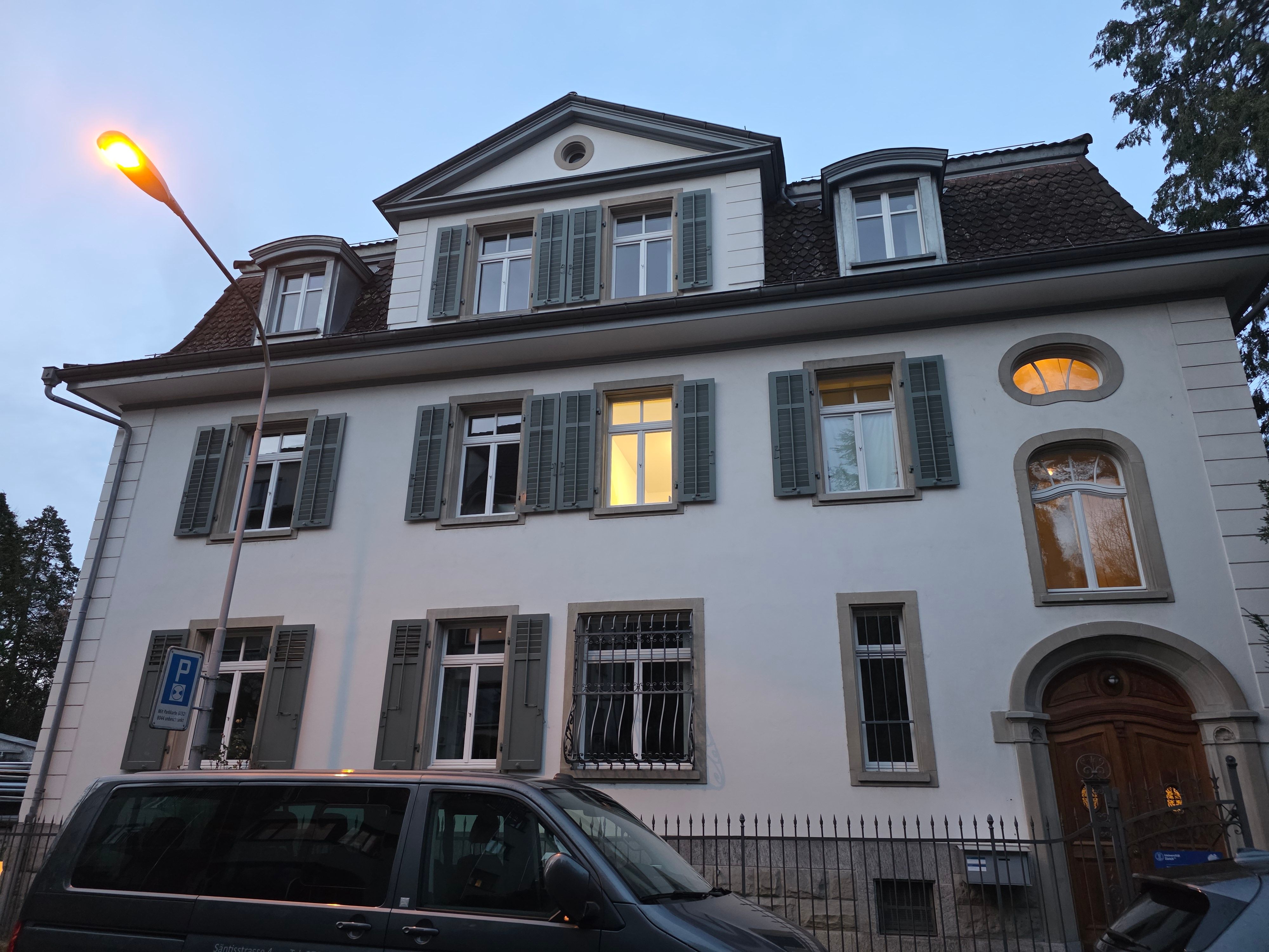 PET Gebäude: Bild vom gesamten Gebäude von aussen.