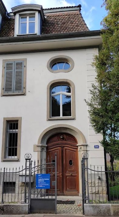 PET Gebäude: Bild vom Gebäude von aussen. Der Haupteingang ist sichtbar.