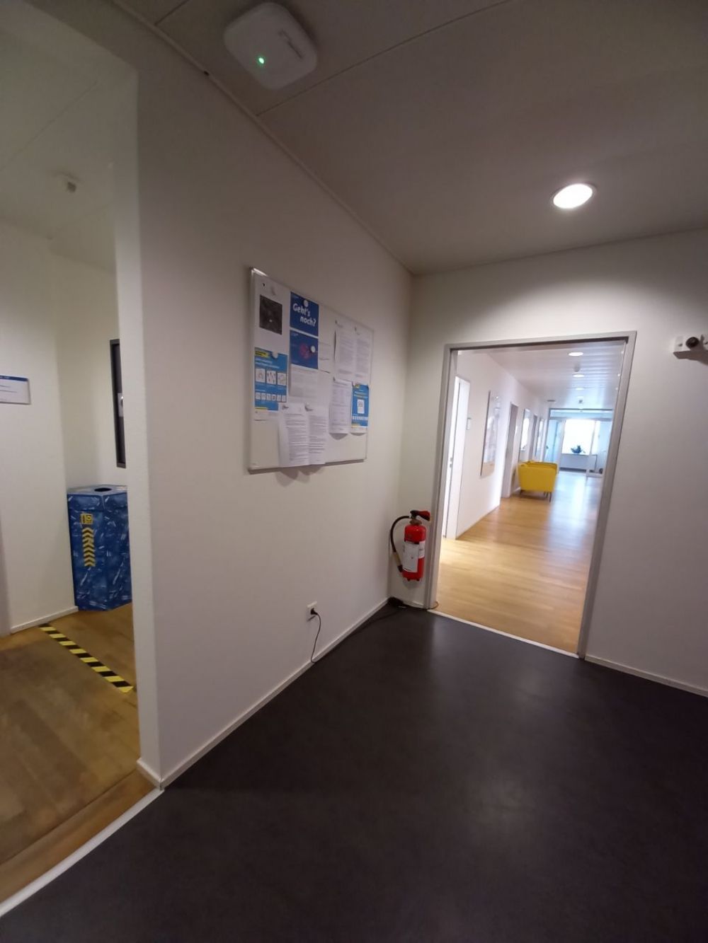 RAL, Stockwerk F: Blick vom Treppenhaus-Ausgang/Lift in den Gang.