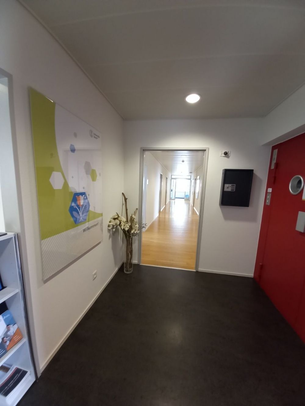 RAL, Stockwerk G: Blick vom Schalter in den Gang.