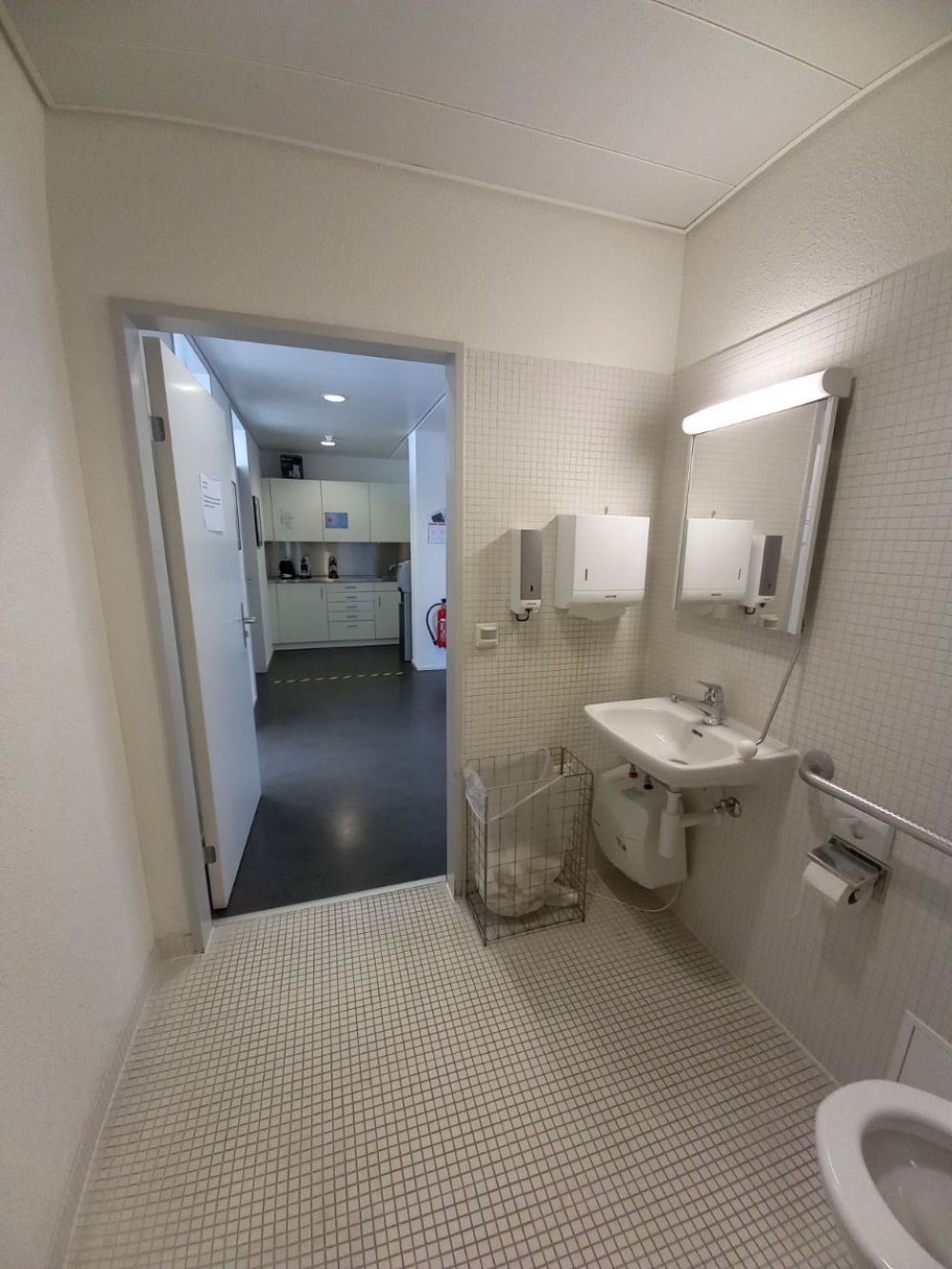 RAL, Stockwerk H: Blick aus dem WC auf die Nische.
