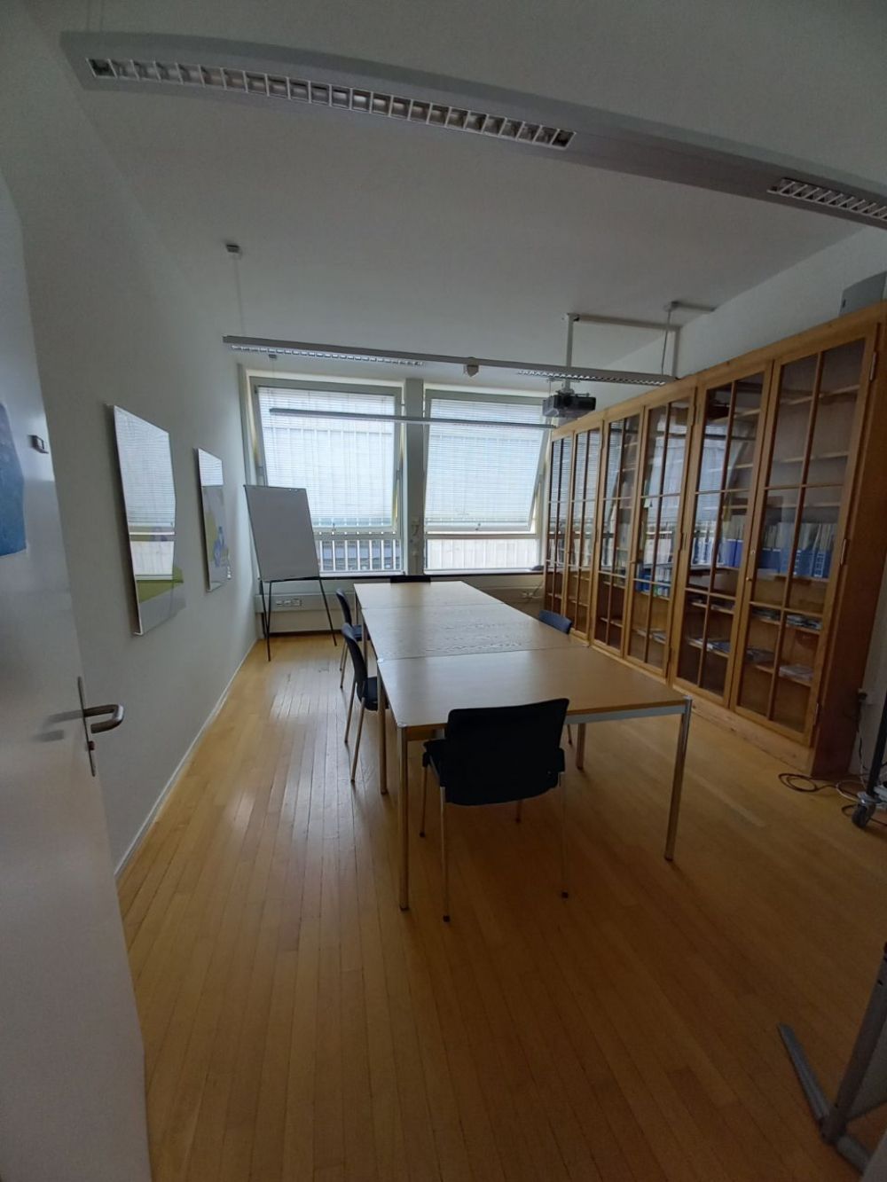 Sitzungsraum RAL-G-04: Blick ins Zimmer vom Gang aus.