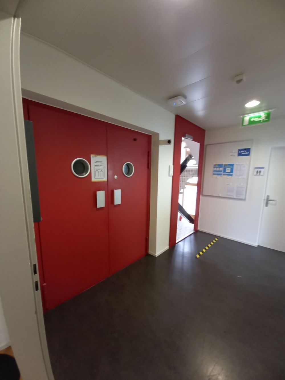 Sitzungsraum RAL-F-13: Zugang zum Zimmer vom Lift aus. Durch die offene Türe.