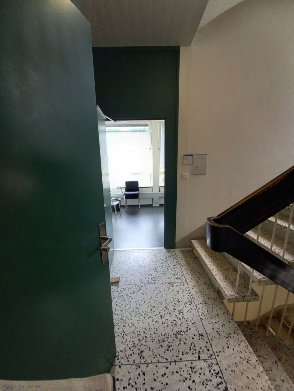 Sitzungsraum RAL-F-13: Aus der Perspektive des Ganges: Geradeaus ins Zimmer.