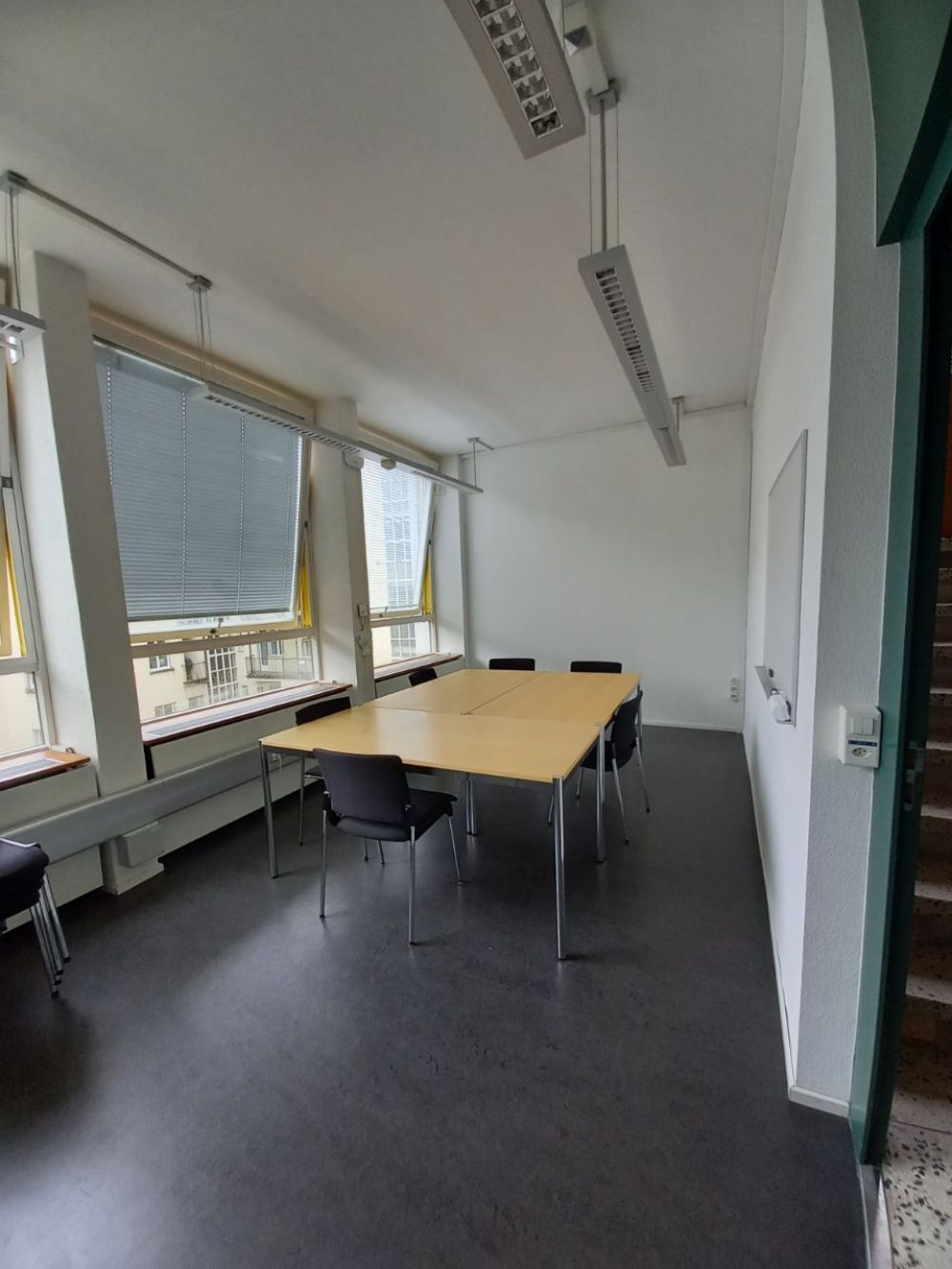 Sitzungsraum RAL-F-13: Blick vom Eingang aus.