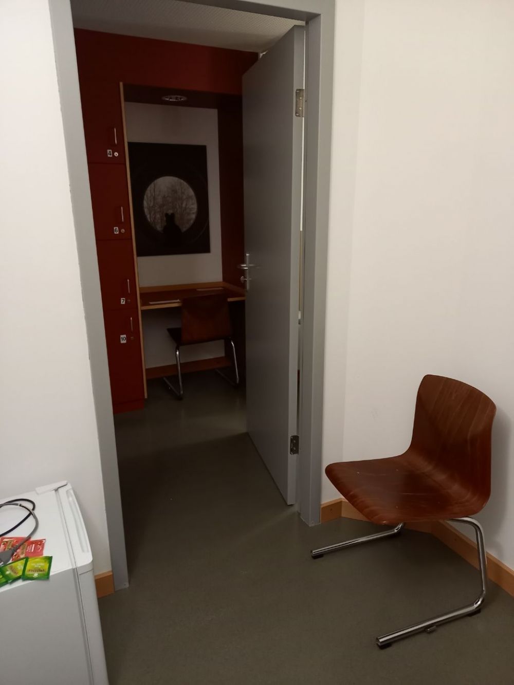 Aufenthaltsraum KOL-D-6c: Blick aus dem Stillzimmer in den Eingangsbereich des KOL-D-6a (von Sofa aus).