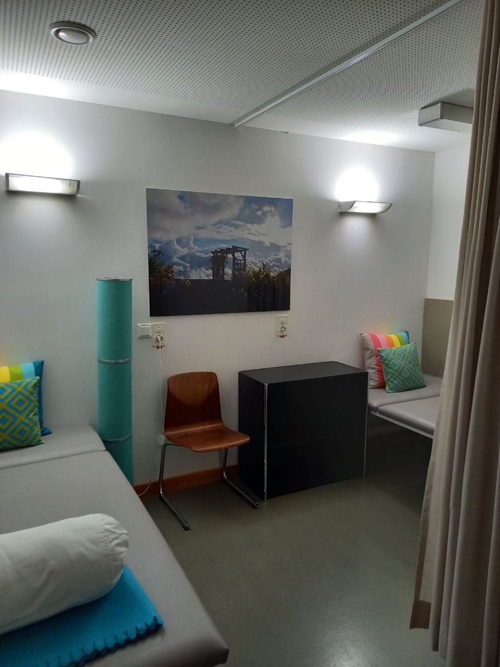 Ruheraum KOL-D-6a: Sicht auf die beiden Liegen.