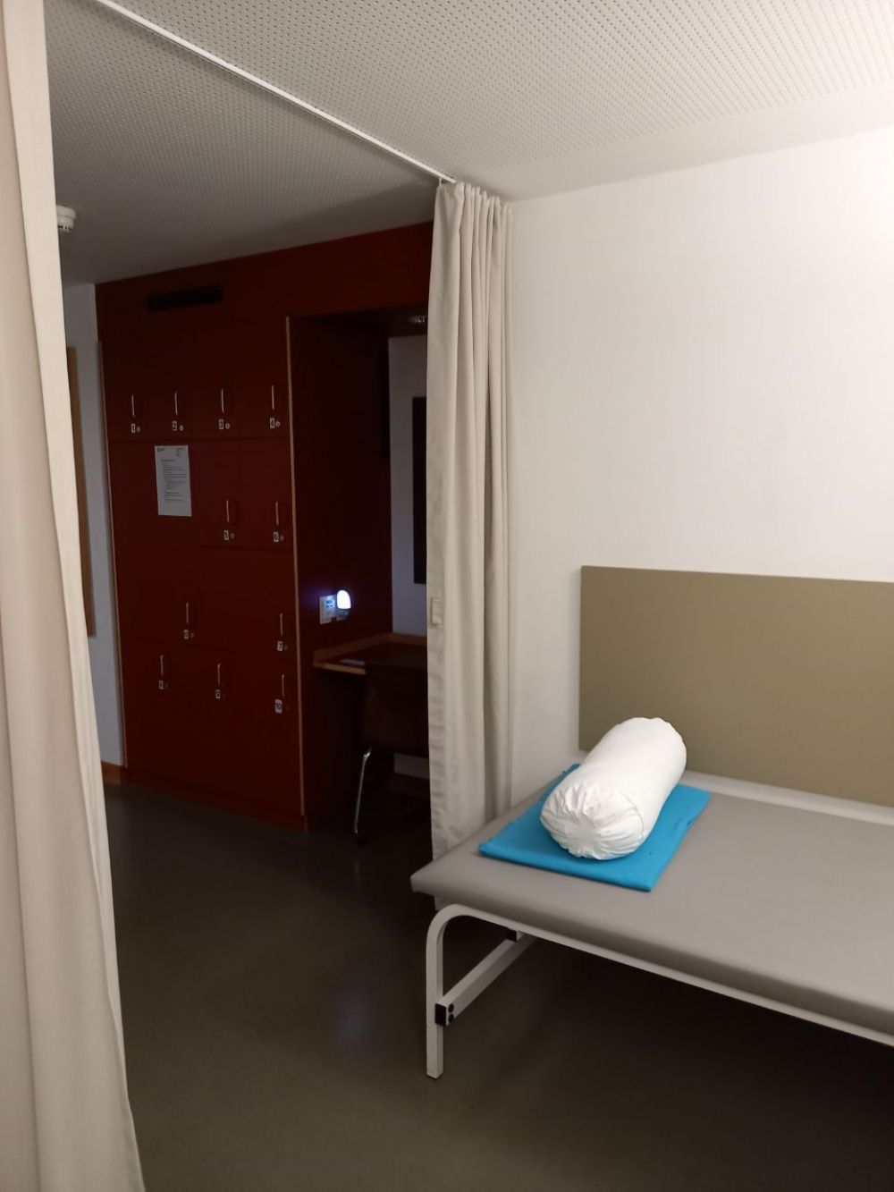 Ruheraum KOL-D-6a: Blick aus der Ecke des Ruheraums: Schliessfächer und Arbeitstisch (im abgedunktelten Zustand).