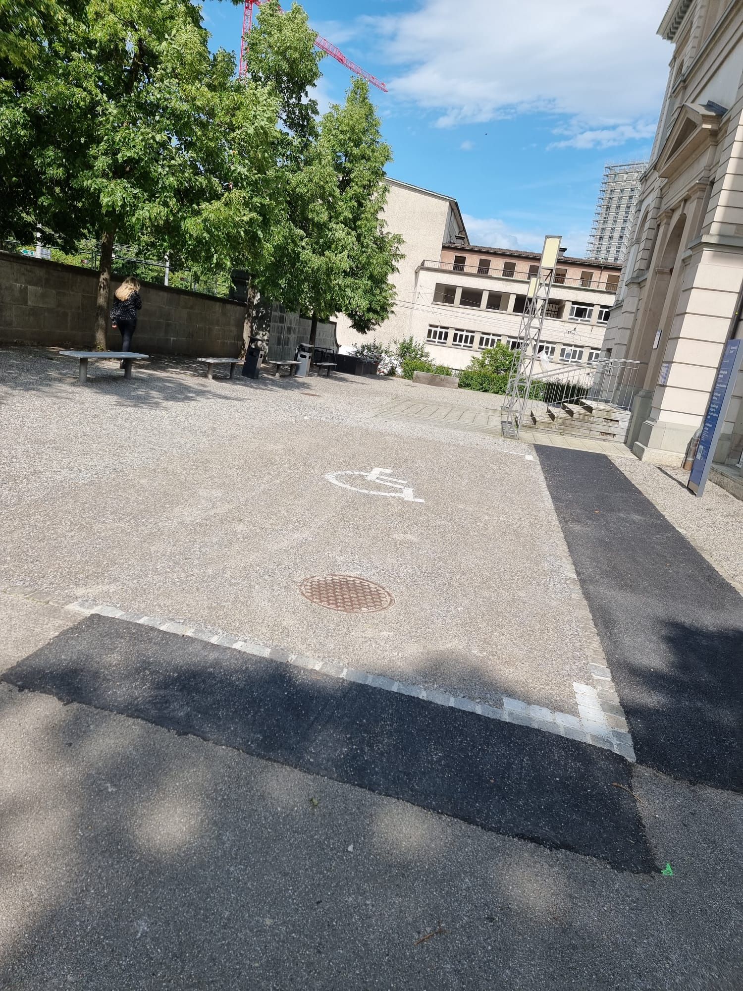 Gebäude SOC: Rollstuhl-Parkplatz vor dem Gebäude.