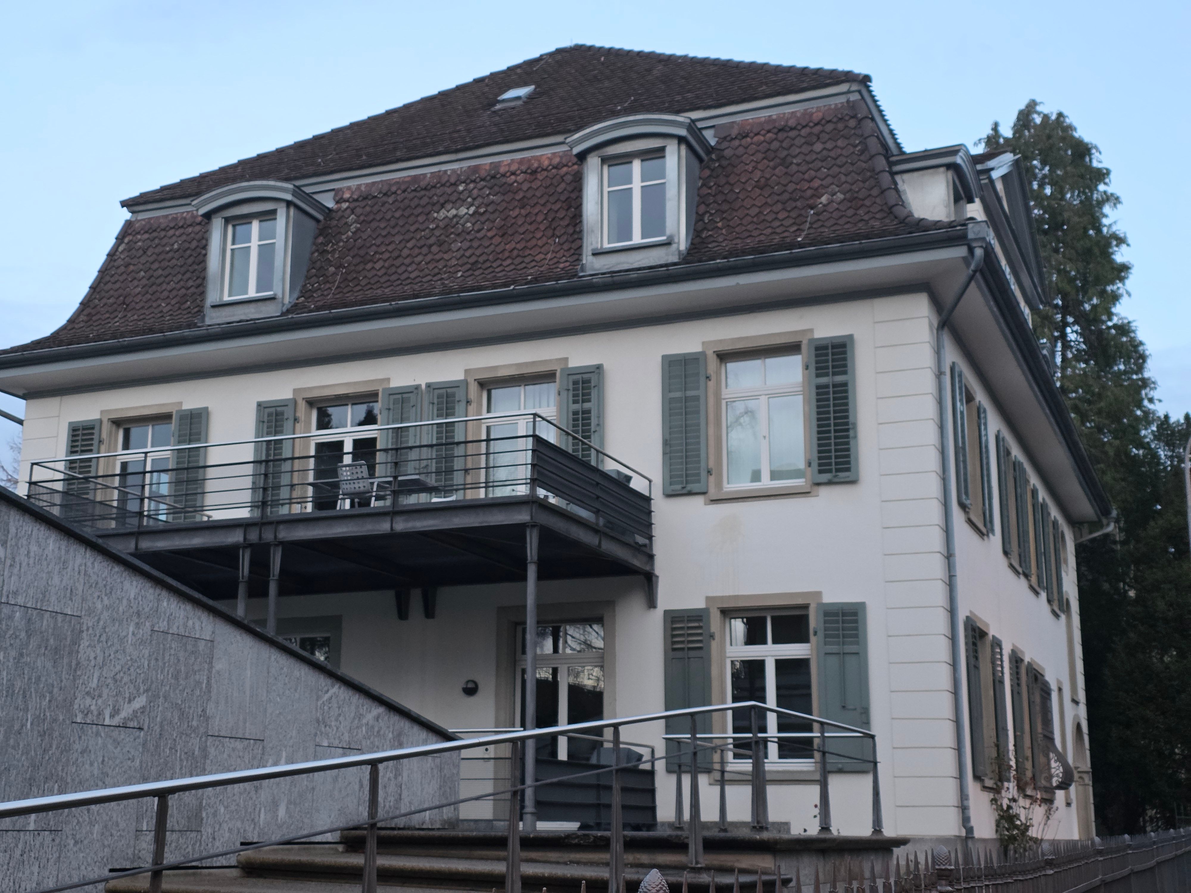 PET Gebäude: Seitenansicht. Diese Seite des Gebäudes sieht man auf dem Weg zum stufenlosen Eingang.