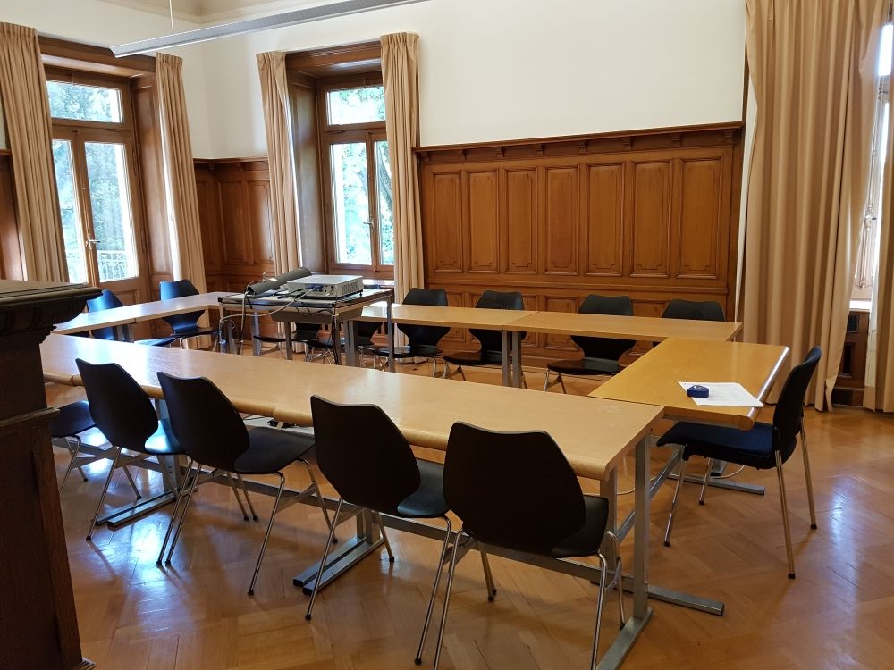 Seminarraum RAG-1-104: Sicht auf Anordnung der Tische (Gesamtansicht).