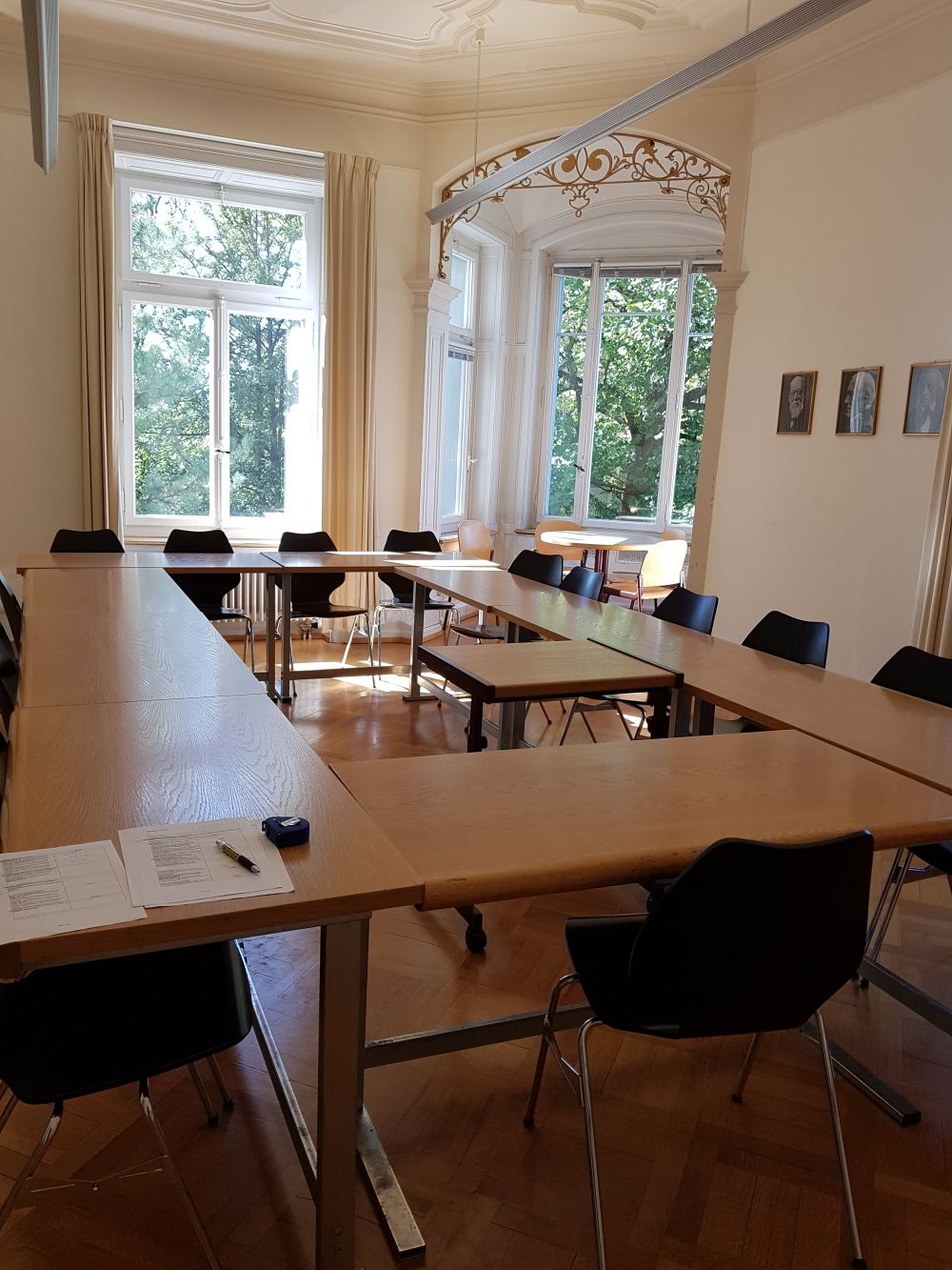 Seminarraum RAG-1-104: Sicht von der Wandtafel aus.