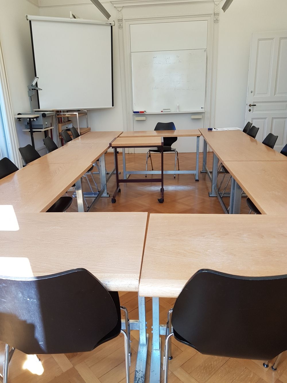 Seminarraum RAG-1-105: Sicht auf Anordnung der Tische (Gesamtansicht); von hinten Richtung Dozierende.