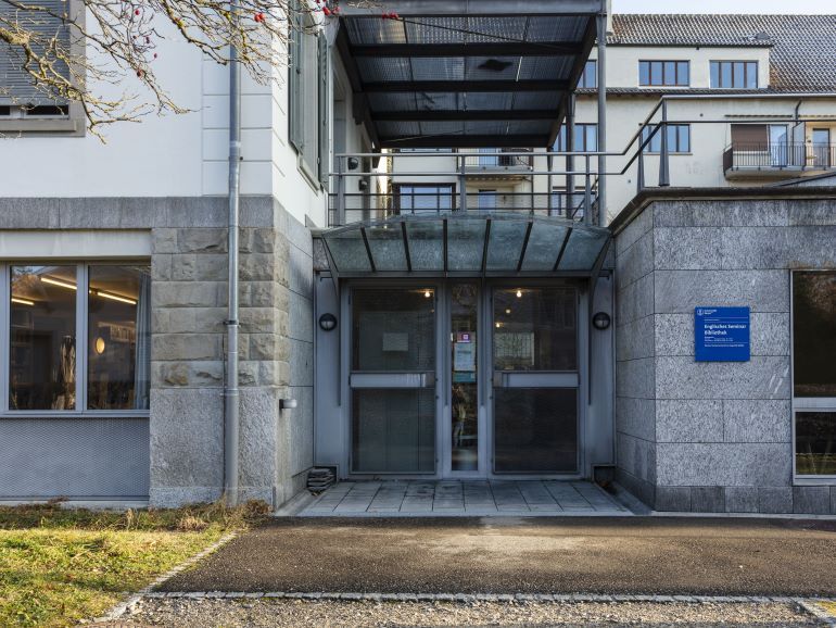 PET Gebäude: Bild des Gebäudes mit Blick auf den stufenlosen Eingang. Der Eingang führt zur Bibliothek.