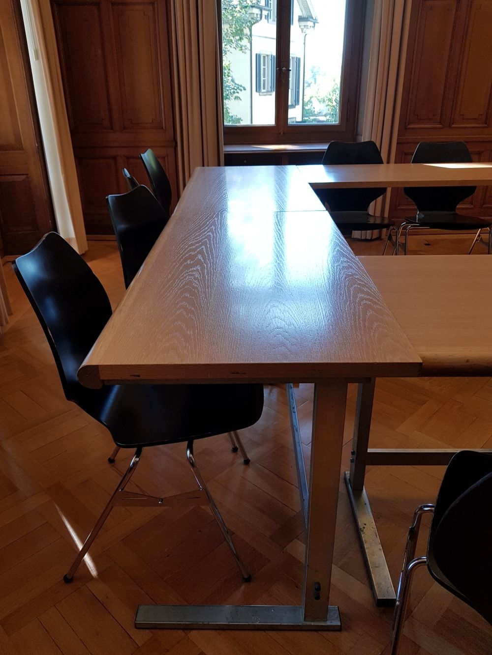 Seminarraum RAG-1-104: Nahaufnahme Tisch.