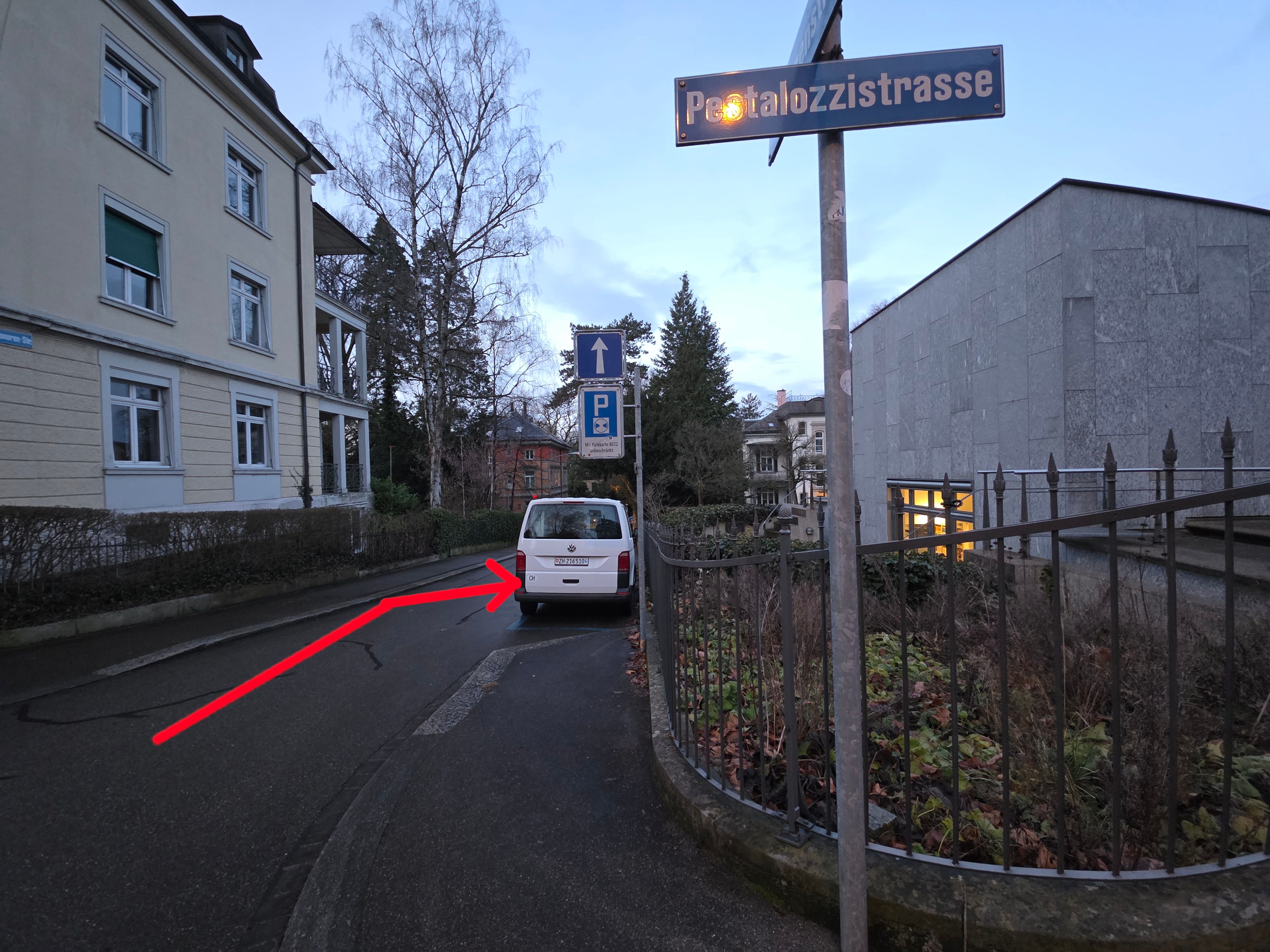 PET Gebäude: Der Weg zum stufenlosen Eingang ist mit einem roten Pfeil markiert.
2) Zuerst muss man geradeaus kurz auf die Hauptstrasse und dann nach rechts abbiegen.
