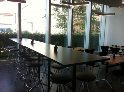 AFL-E, Cafeteria: Cafeteria: Tische (hohe und tiefe Tische).