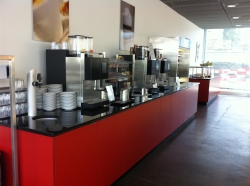 AFL-E, Cafeteria: Cafeteria: Kaffeeautomat und Hahnenwasser.