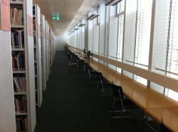 AFL-G, Bibliothek: Recherche-Stationen und Arbeitsplätze.