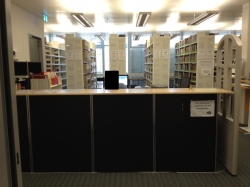 AFL-G, Bibliothek: Bibliotheksschalter.

Sicht von der Eingangstüre aus.