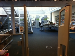 BIN-0, Bibliothek: Kontrollschranke und Treppe, welche in den oberen Teil führt.