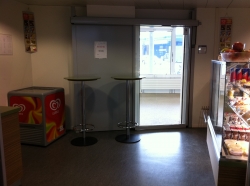 Arbeitsraum für Studierende BIN-0-E.01: Zugang über die Cafeteria.