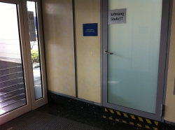 Arbeitsraum für Studierende BIN-0-E.01: Zugang über die Seitentüre (mit Stufen).

Links: Ein- bzw. Ausgang (Haupteingang vom Gebäude).