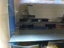 Seminarraum BIN-0-K.11: Das ist die linke Seite des Raumes, die rechte Seite ist analog. In der Mitte befinden sich keine Tische.