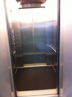 BIN, C-Trakt Lift 2 (rechts), Zu Zwischenstockwerk S: Innenraum Lift.