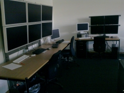 Labor BIN-1-D.02: Linke Hälfte des Raumes. Tische mit Computern und mehreren Bildschirmen ersichtlich.