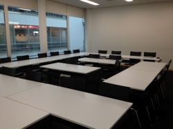 Seminarraum BIN-1-D.25: Vom Flipchart aus (bei den mittleren zwei Tischen und beim hintersten Tisch sind Mehrfachsteckdosen befestigt).
