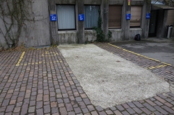 Gebäude BOT: Rollstuhl-Parkplatz beim alternativen Eingang.